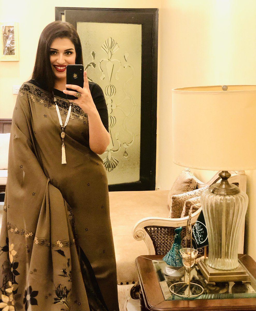 SanaaTauseef's tweet photo. Ok…5’6 without heels 😃 https://t.co/9o9REPXcOt