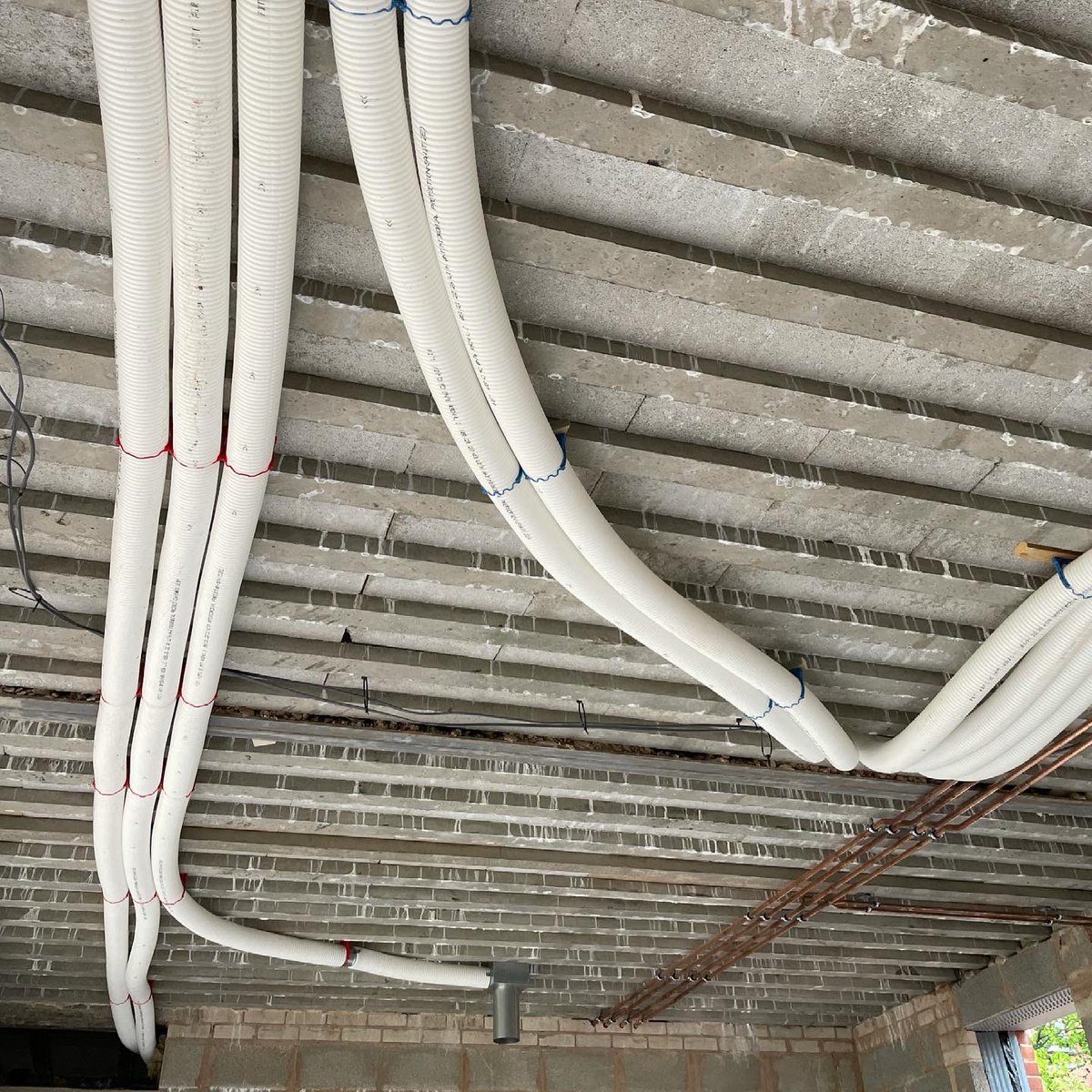 MHeatRecovery's tweet photo. One installation done today in Birmingham with 90mm radial ducting, 2hrs drive across to Peterborough for another one tomorrow 🥵 #mvhr @VentAxia @UK_Lindab https://t.co/6c3aHsWZb7