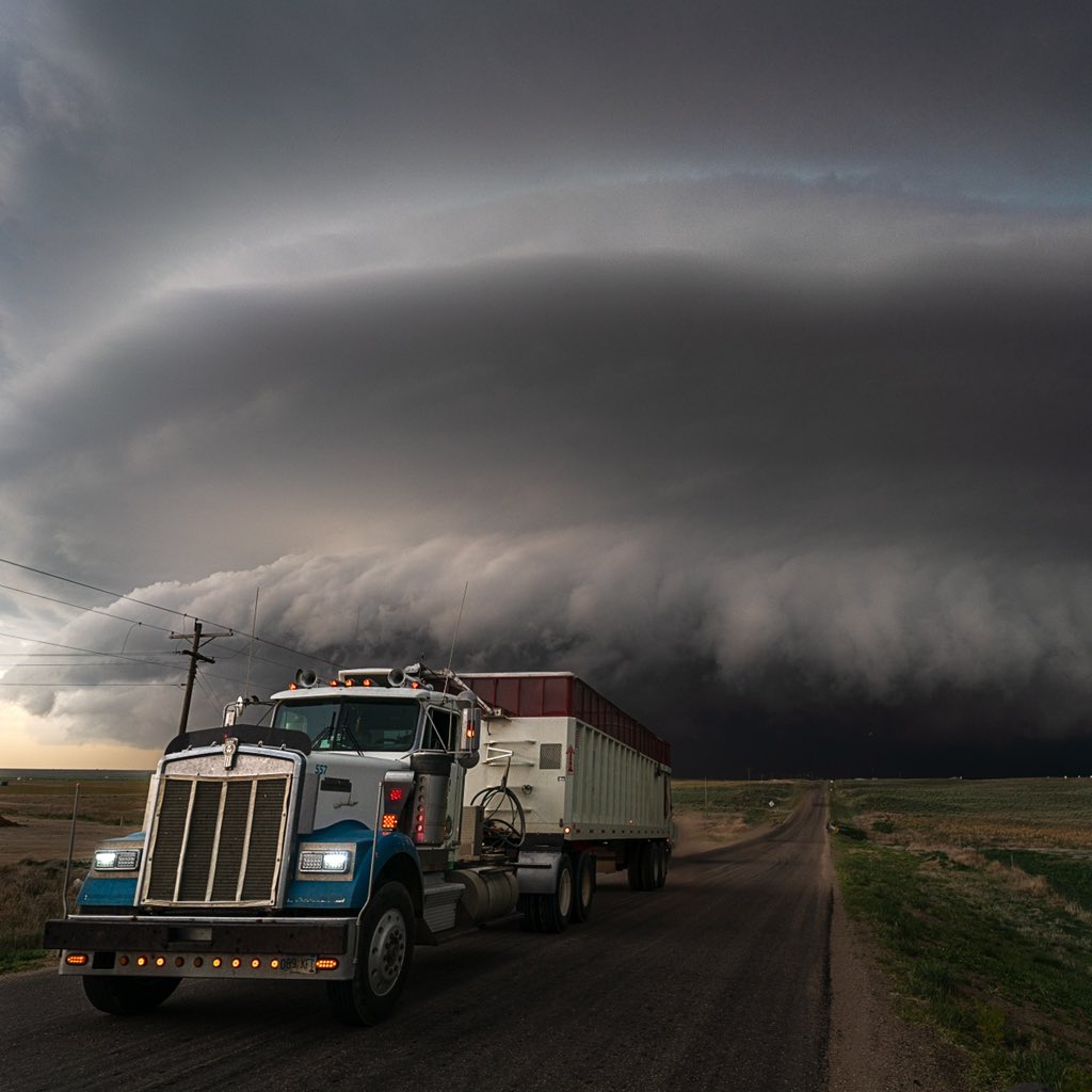 andrew__photo's tweet photo. 1 year anniversary of the best storm I have chased. explosion of atmosphere. Sublette. #wxtwitter #sublette #kswx @MikeMezPhoto @MikeOlbinski @WxMstr https://t.co/bPGJqUNrEF
