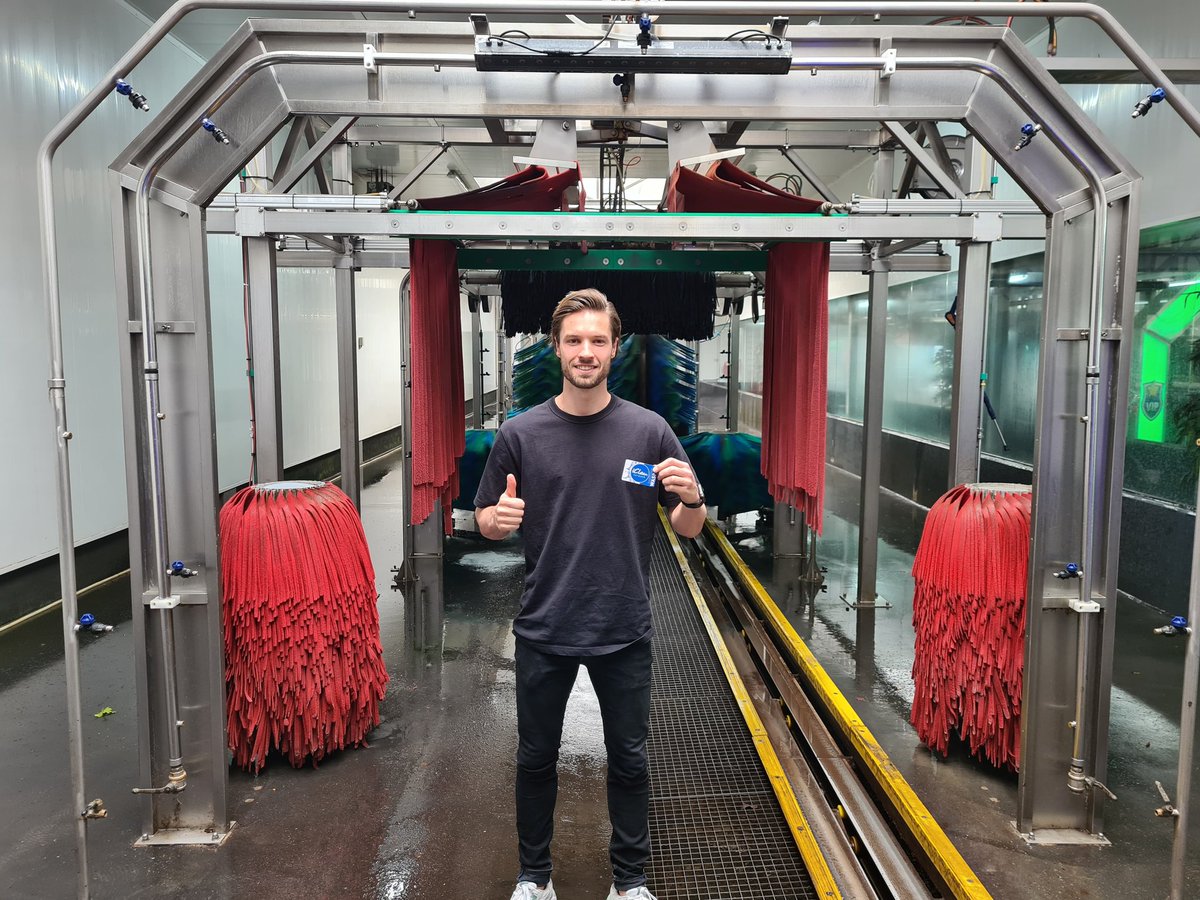 MelvinKlomp's tweet photo. Vandaag heeft promotieheld Orhan Džepar zijn prijs bij ons opgehaald! We beloofde bij winst de gehele selectie te voorzien van een jaar lang gratis wassen bij iClean Carwash Deventer. Aangezien de 0-0 als overwinning aanvoelde, zijn wij de lulligste niet! https://t.co/8PDPE3Xdlw
