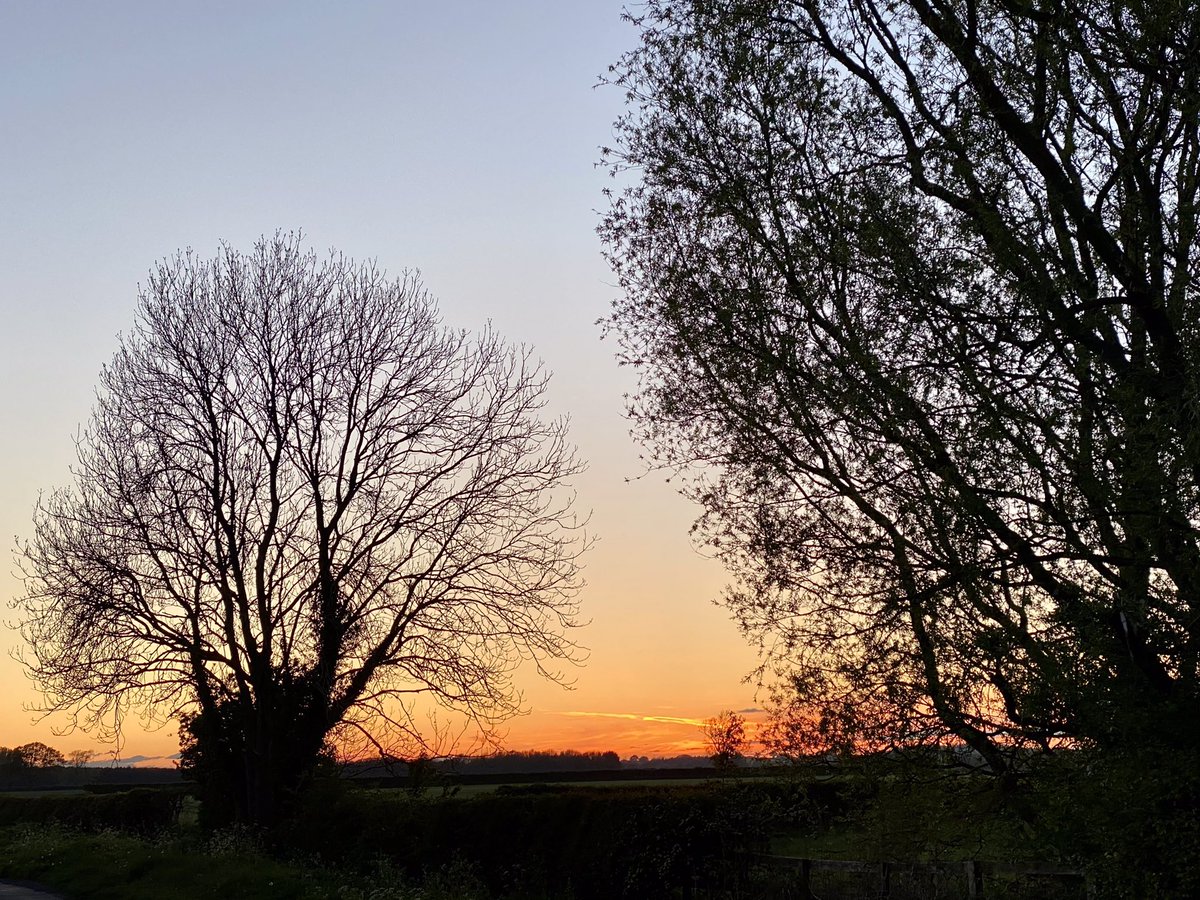 feel_paul's tweet photo. #itsgrimupnorth #springtime #sunset #exercise #stroll #photo #distraction #rural #lifestyle #vintagecar #rainbow #naturalworld & #countryside #makeithappen #keepitcountry #awayfromthemaddingcrowd #godsowncounty #highcatton @sbib_bloom @East_Riding @Welcome2Yorks #Yorkshire https://t.co/UXY3dGzIY1