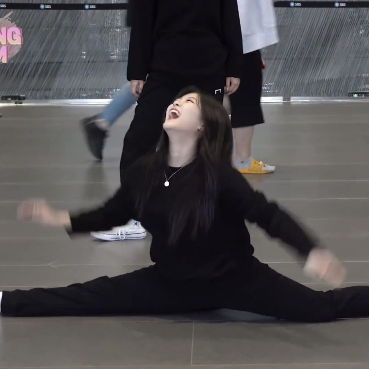 hourly hyunjin 🐱 (@hourlyaeong) on Twitter photo 
