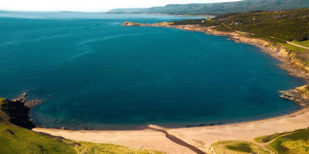 StepUpForLocal's tweet photo. Coast to coast, we have it all in Canada, you're never far from your next adventure  🌊🌲

#StepUpForLocal by ordering from your favourite local restaurant and take in the beauty of your province 💛

📸(IG): @JakeEscapes

#SupportLocalSafely https://t.co/wVOVaGf3WW