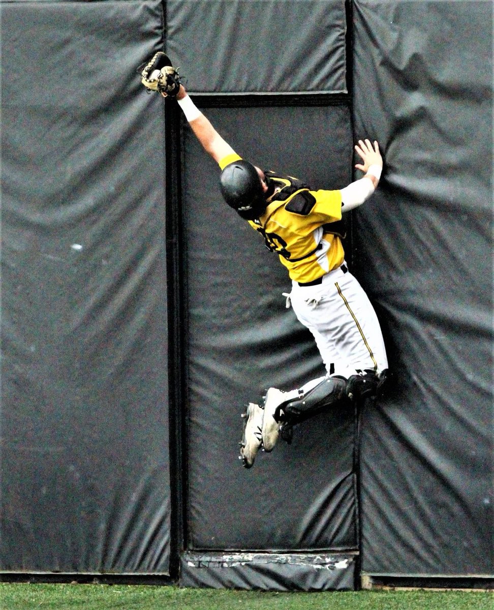 JoniEhinger's tweet photo. ⁦@IGRainey10⁩ ..Spiderman Catch.. Gunner climbing the wall for an inning ending out! https://t.co/SyMftIRZVw