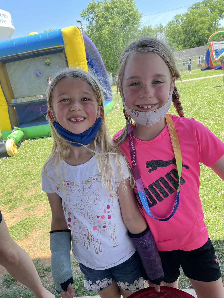 AnnaSledge's tweet photo. What an amazing field day!! Games and inflatables! ❤️❤️ @MES_Mustangs https://t.co/6Eb9VLdMw4