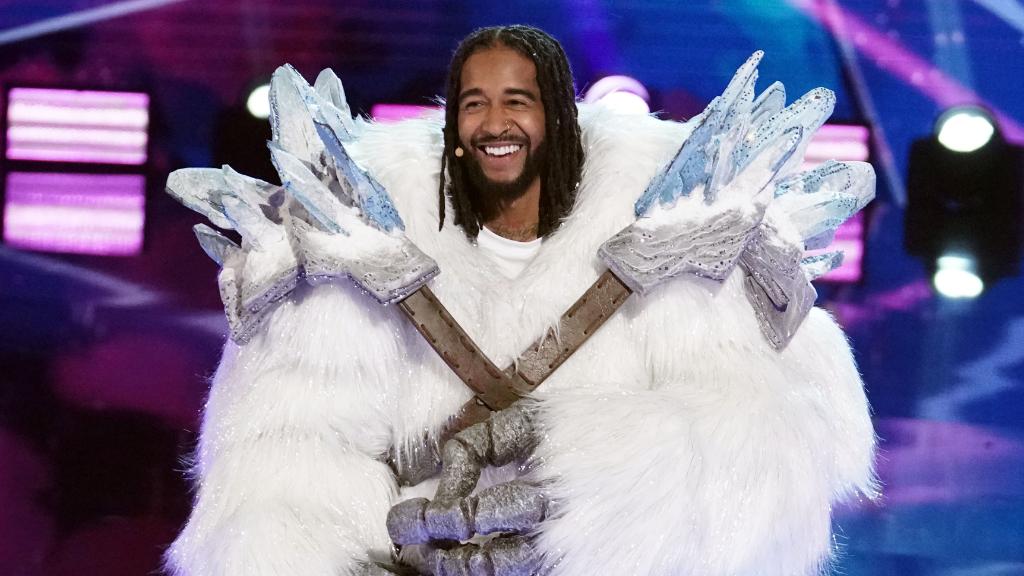 MaskedSingerFOX's tweet image. #YetiMask is a true quadruple threat! 🙌

We'll miss your fun performances, @Omarion. #TheMaskedSinger