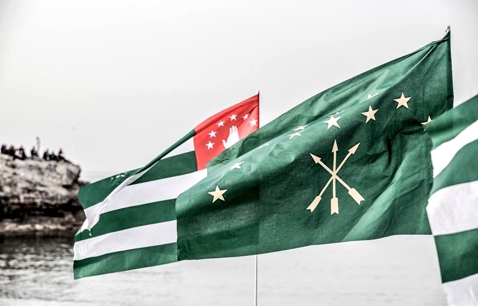 Çarlık Rusyası’nın mirasçısı olan Rusya Federasyonu, tarihi Çerkesya topraklarında ve genel olarak tüm Kuzey Kafkasya’da uyguladığı soykırım ve katliamdan dolayı büyük bir insanlık suçu işlendiğini kabul etmeli ve resmi olarak özür dilemelidir. #ÇerkesSoykırımı157 #21May1864