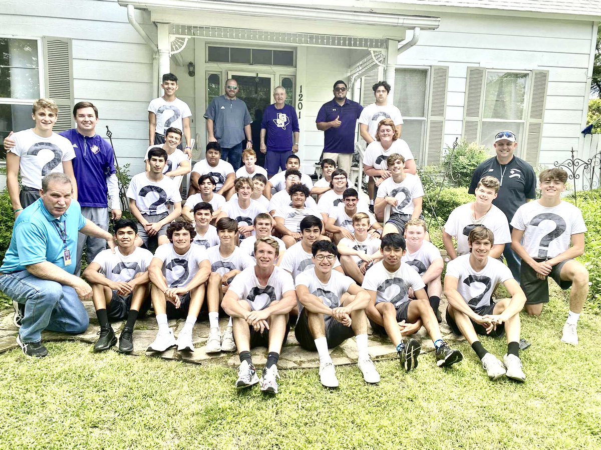 coachaguirre_'s tweet photo. Our kids headed out for a nice little run during athletics! We had to make a pit stop and visit the legend Ronnie Schulze! https://t.co/kKdTpAJjbN