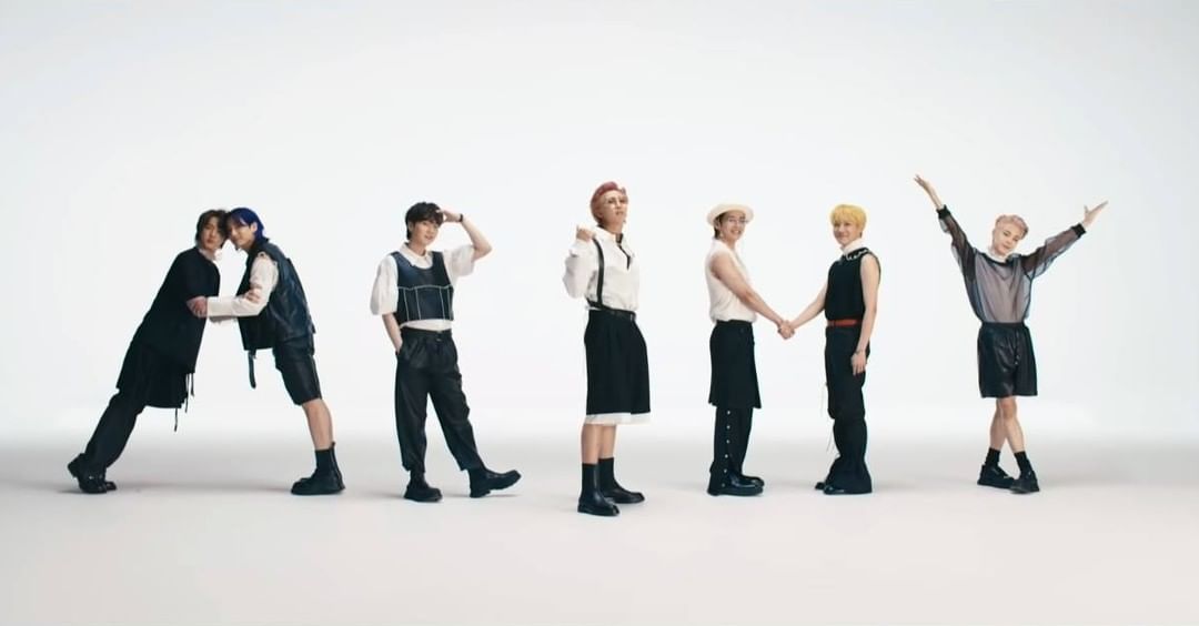 Namqueca's tweet image. Para que quieres un novio que te dediques canciones si tienes a 7 chicos que te dedican hasta álbumes?

I&apos;m voting for @BTS_twt for #BBMAsTopSocial