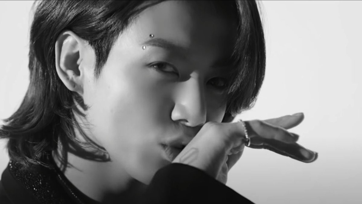 Namqueca's tweet image. Para que quieres un novio que te dediques canciones si tienes a 7 chicos que te dedican hasta álbumes?

I&apos;m voting for @BTS_twt for #BBMAsTopSocial