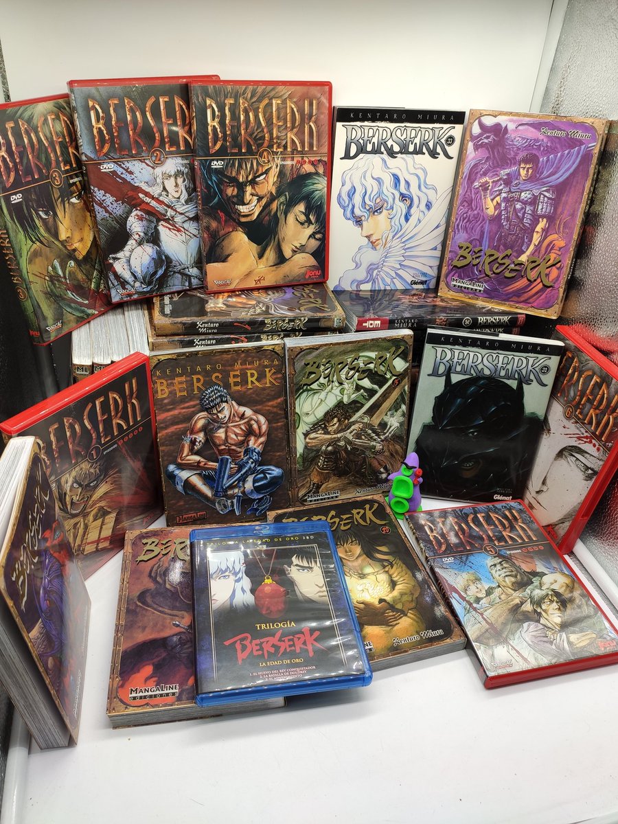 IngwellRitter's tweet photo. Se ha ido #KentaroMiura. La historia de Gatsu y la banda del Halcón ha sido de las más intensas que he podido disfrutar en un manga, con unos personajes increíbles y una crudeza que dejó marca en el género. Aquí mi pequeña colección, gracias Kentaro.

#Berserk #Griffith https://t.co/spQI6Q0uAa