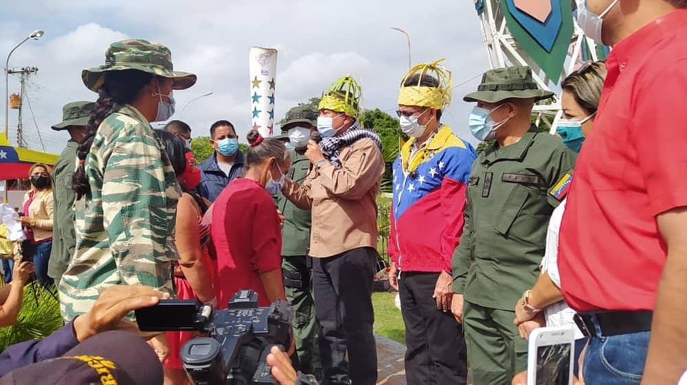 JPSUVCed's tweet image. #21May || La JPSUV del Mcpio Cedeño participó en el acto de entrega de la Antorcha Bolivariana por parte del Gobernador de Amazonas, @GOB_MiguelR a nuestro Gobernador Incansable @GobJustoNoguera

¡SOMOS LOS MISMOS DE HACE 200 AÑOS!

#PuebloDePaz
#MuralesBicenterarios