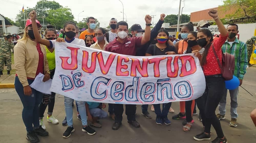 JPSUVCed's tweet image. #21May || La JPSUV del Mcpio Cedeño participó en el acto de entrega de la Antorcha Bolivariana por parte del Gobernador de Amazonas, @GOB_MiguelR a nuestro Gobernador Incansable @GobJustoNoguera

¡SOMOS LOS MISMOS DE HACE 200 AÑOS!

#PuebloDePaz
#MuralesBicenterarios