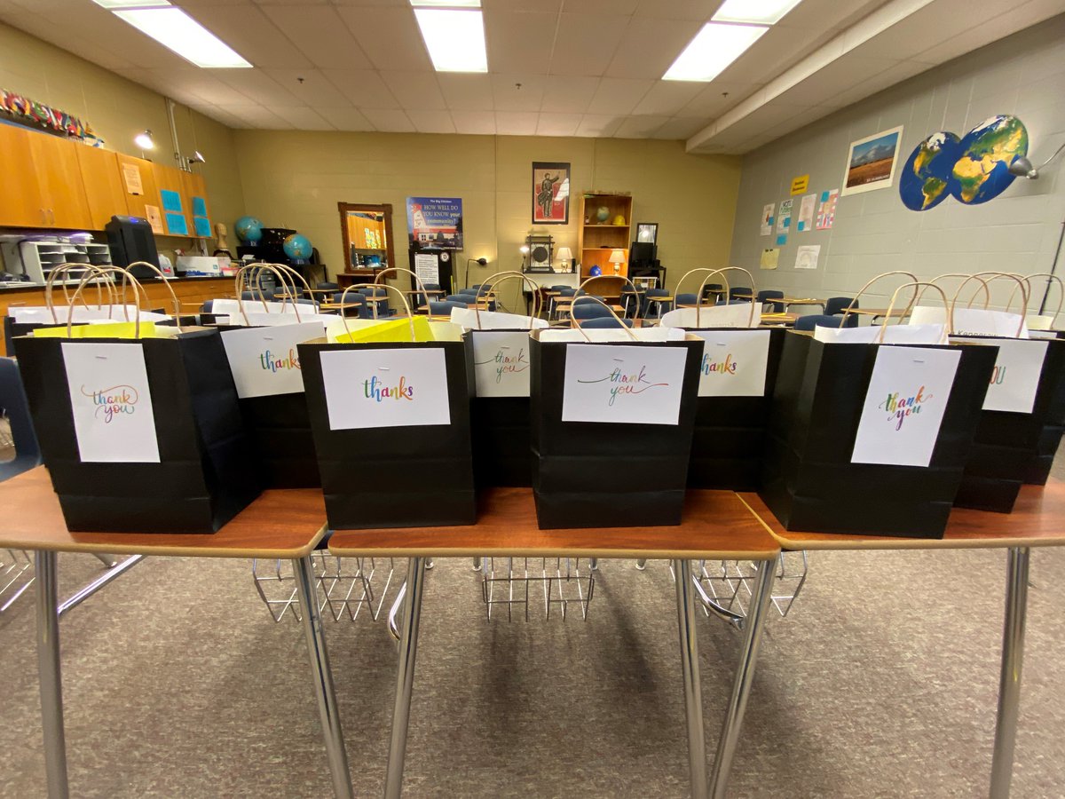 MrParkerGA's tweet photo. To recognize the contributions of our frontline workers, Daniell’s Cobb Student Leader Academy cohort organized the writing of nearly 1,000 thank you cards. These are now being distributed throughout our community to show our appreciation for these workers. https://t.co/wal1TE1ioq