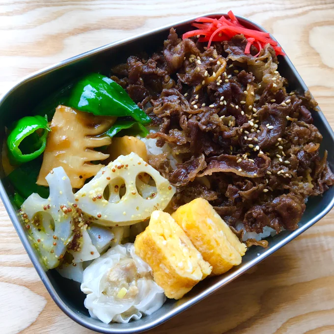 今日のお弁当、牛肉のしぐれ煮、ピーマンと筍のオイスターソース炒め、れんこんのマスタードマリネ、卵焼き、市販の焼売。はやく食べたい。料理漫画「ひとり事 キューライスのサクセスごはん」発売中→ キューライス 