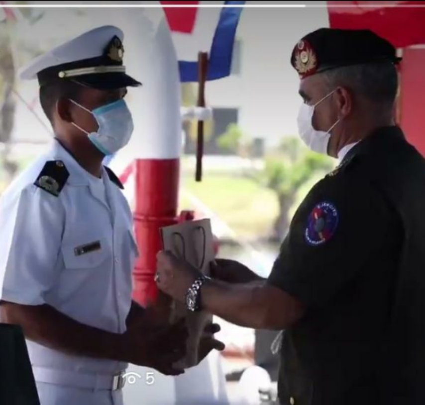 El TC PEDRO SANDOVAL ROBLES  recibió manos G/J VLADIMIR  PADRINO LÓPEZ, un reconocimiento  por su  empeñó y dedicación
Por ser  el primer oficial de tropa en ocupar el 1er lugar en el curso básico de flota en la especialidad Plantas Navales  bz! <a href="/vladimirpadrino/">Vladimir Padrino L.</a> <a href="/pego21/">M/G Pedro E. González O.</a> <a href="/AMOTHCH/">AMOTHCH_UMBV</a>