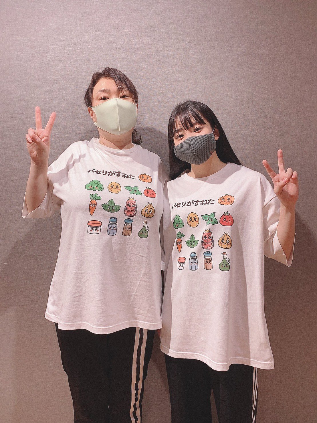 佐藤日向 久保田さんとお写真撮って頂きました Tシャツお可愛い 昨日撮った集合写真が久保田さんと 少し ポーズが似ているのにお家で気づいて 少しニヤニヤしていました笑 劇メシ パセリがすねた T Co hgllx75c Twitter
