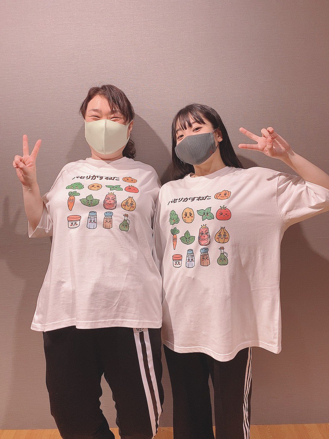 佐藤日向 久保田さんとお写真撮って頂きました Tシャツお可愛い 昨日撮った集合写真が久保田さんと 少し ポーズが似ているのにお家で気づいて 少しニヤニヤしていました笑 劇メシ パセリがすねた T Co hgllx75c Twitter