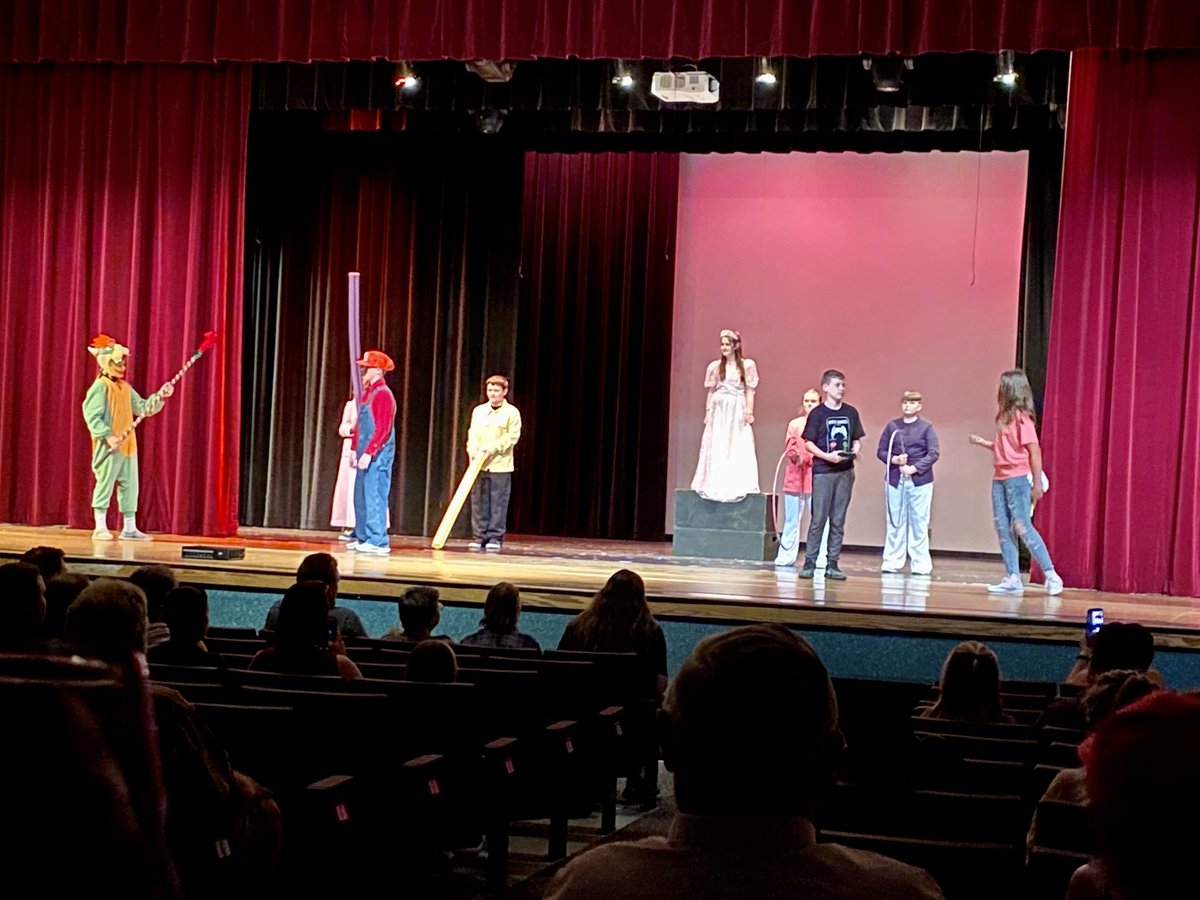 Fun evening with our middle school creative dramatics classes!!!  @ProfessorNewbs I say they all earned an A+ on their final!!  <a href="/RossvilleSchool/">Rossville Schools</a> <a href="/terrylthompson6/">Terry Thompson</a> #weRrossville