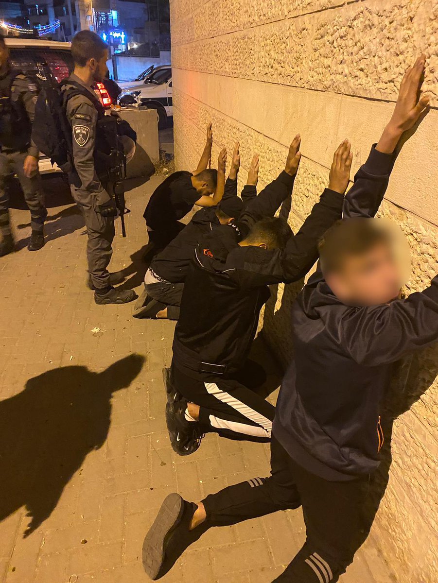 Tentera Zionis telah menahan 5 orang pemuda Palestin yang menurut mereka disyaki memiliki bom koktel molotov semasa pertempuran di kawasan kejiranan Ral Al Amud, Jerusalem.