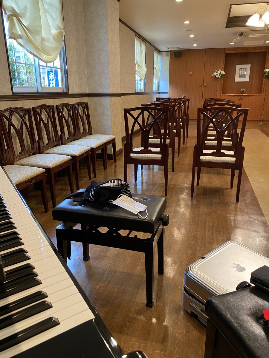 結婚式場も動き出しました。多くの方がウイルスとの付き合い方を会得した結果だと思います。今後毎年ワクチン接種をし続けるなら、せめて舐めるタブレット型にして配布して貰いたいものです。