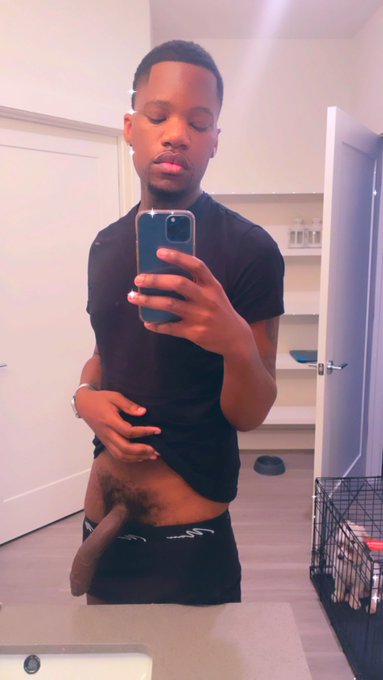 2 pic. Just woke up from my nap like ? https://t.co/KjY1g97Oh8