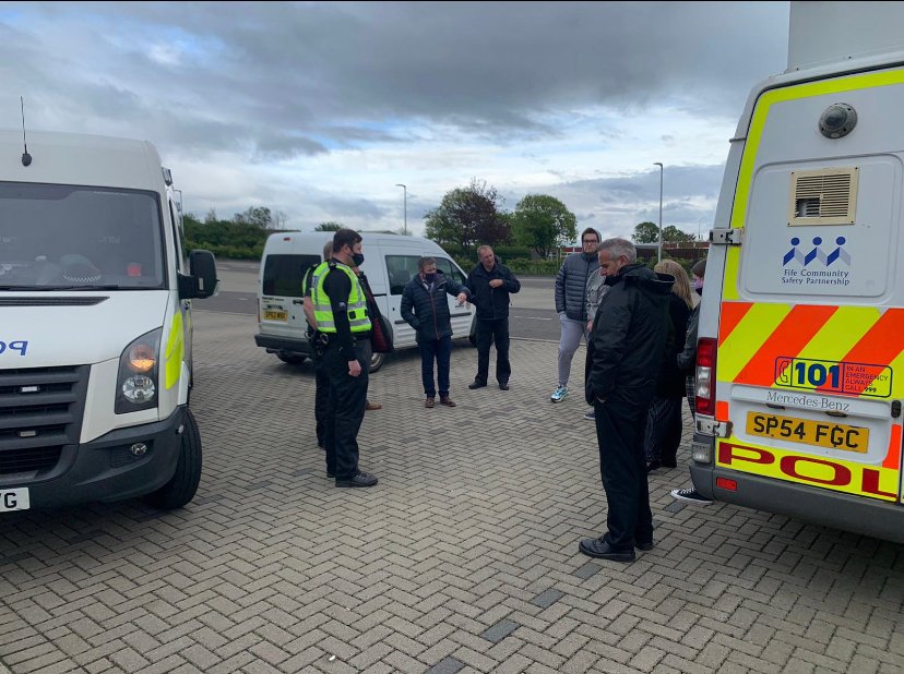 PSOSLevenmouth's tweet photo. Multi agency approach to complaints about youth disorder!
Great to team up with oor freends from @fire_scot @safeinfife @LevenmouthAc and @cluedupproject to tackle the concerns. That’s how we roll in Methil!
#TeamWorkMakesTheDreamWork
#Engagement
#AwfyGaid https://t.co/uQf5wQbQYT