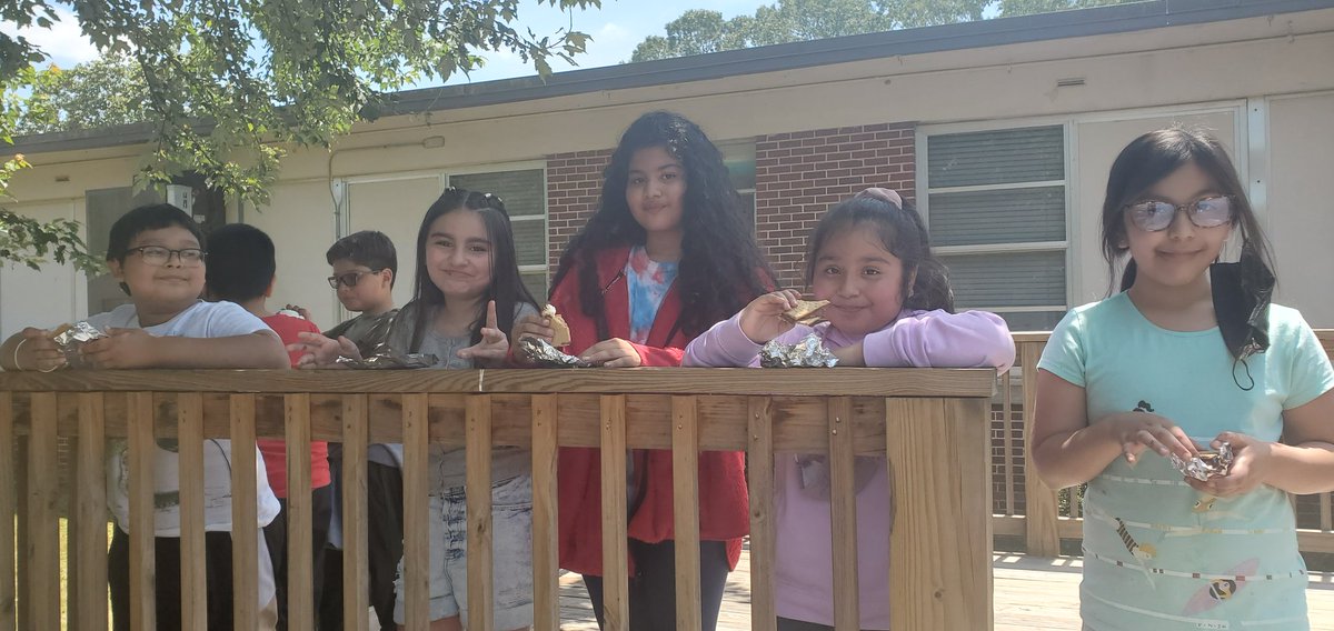 mrsdjackson2's tweet photo. Solar ovens for the win! #teamLaBelle #smoresgalore https://t.co/0EI94VgoqJ