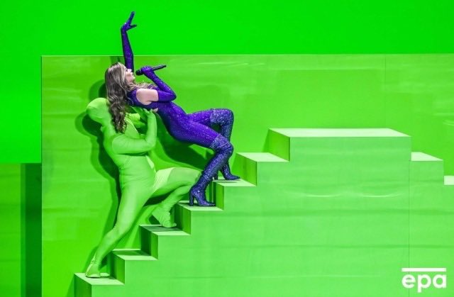 TomZohar's tweet photo. My one remaining brain cell trying to keep me from collapsing https://t.co/xgZ4NorGRR