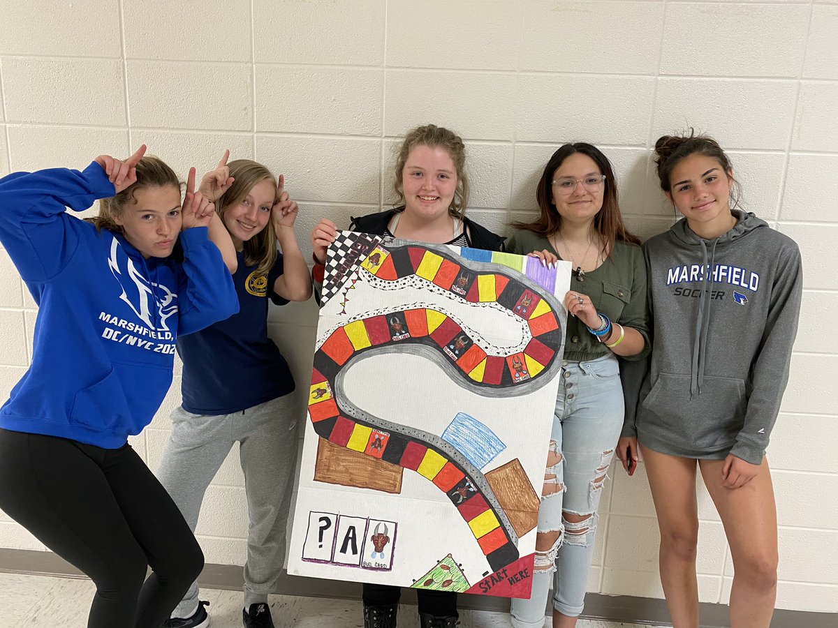 MjaysSpnClub's tweet photo. Talk about impresionantes! These board games turned out excelente💃🏻 Students got to rotate around the room and play chapter review games with themes like running of the bulls, la tomatina, día de los muertos, and arte. Review doesn’t have to be aburrido! https://t.co/rl2K1eFoOn