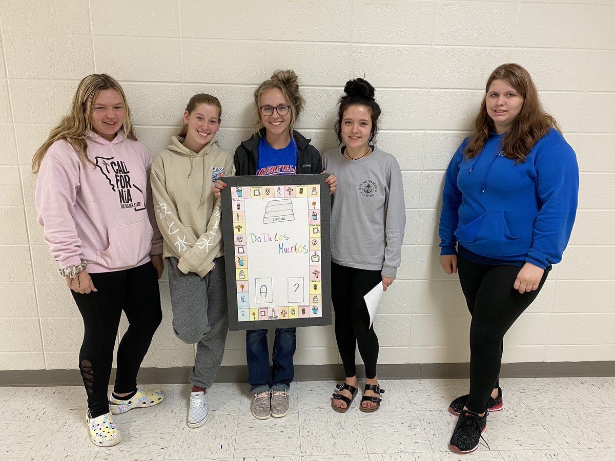 MjaysSpnClub's tweet photo. Talk about impresionantes! These board games turned out excelente💃🏻 Students got to rotate around the room and play chapter review games with themes like running of the bulls, la tomatina, día de los muertos, and arte. Review doesn’t have to be aburrido! https://t.co/rl2K1eFoOn