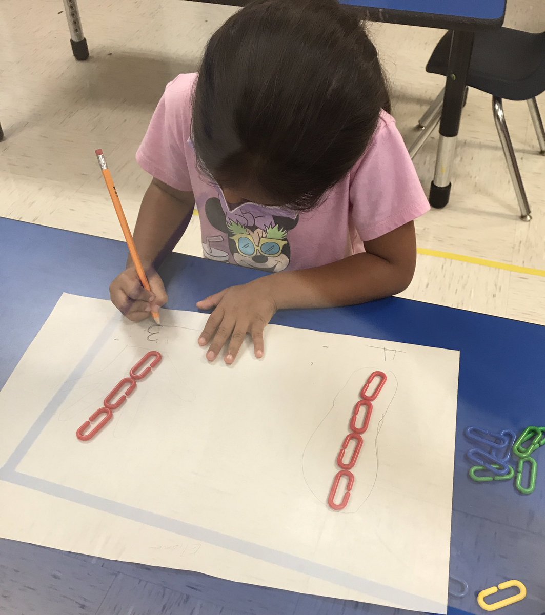 Math Circle: Comparing lengths-long and short using links. <a href="/HcisdE/">HCISDTravisElementary</a> <a href="/mindysan/">Mindy Sanchez</a>