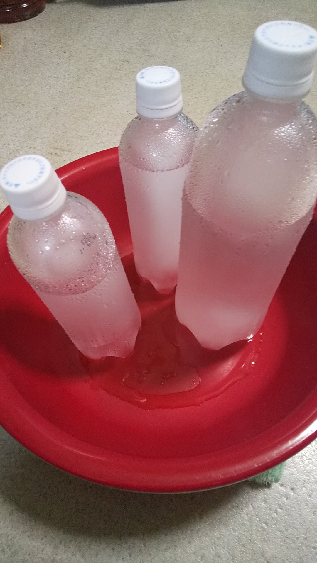 تويتر Yossy9591 على تويتر 梅雨でジメジメ 今週 何度かあげましたが 水 入れて凍らせたペットボトルを洗面器に入れて置いておくだけで 結露して部屋の除湿ができます 水とりぞうさん買わなくてok Golf7 T Co I4efrma51o
