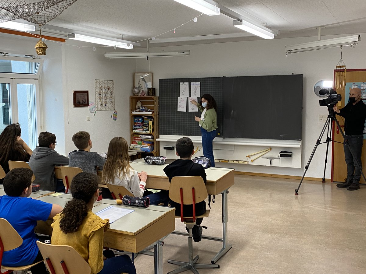 PHBern_ch's tweet photo. Eine Reportage aus Courtételle (JU) von Schweiz Aktuell @srfnews zeigt, wie der #Bilinguale Studiengang der beiden #Pädagogischen Hochschulen #HEP-BEJUNE und #PHBern funktioniert. Die Studierenden sind begeistert, die Schülerinnen und Schüler ebenso. https://t.co/apZAFr6oMi https://t.co/361L1aYeec