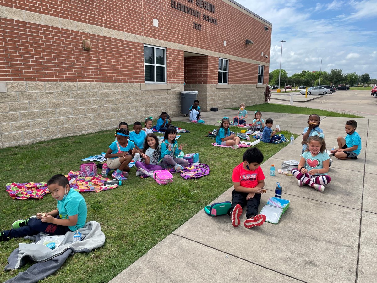 Kinder_JSES's tweet photo. Such a fun filled day today for our Extreme Fitness Friday! Kinder had a blast having a picnic lunch and playing lots of games. @JSES_Stallions @Fit_Stallions https://t.co/EJpjRdGDnO