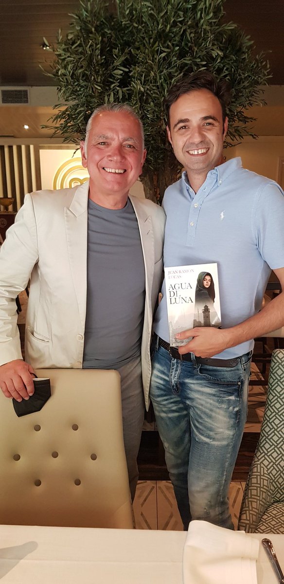 CarloSeisdedos's tweet photo. 🎉🎉¡Vaya alegría que me ha dado @JuanraLucas!  🎉🎉

¡Gracias amigo!

Me ha regalado un ejemplar de su magnífica novela #AguaDeLuna de @editorialespasa, con dedicatoria que me quedo para mí..😉 https://t.co/ZzvTBWACTE
