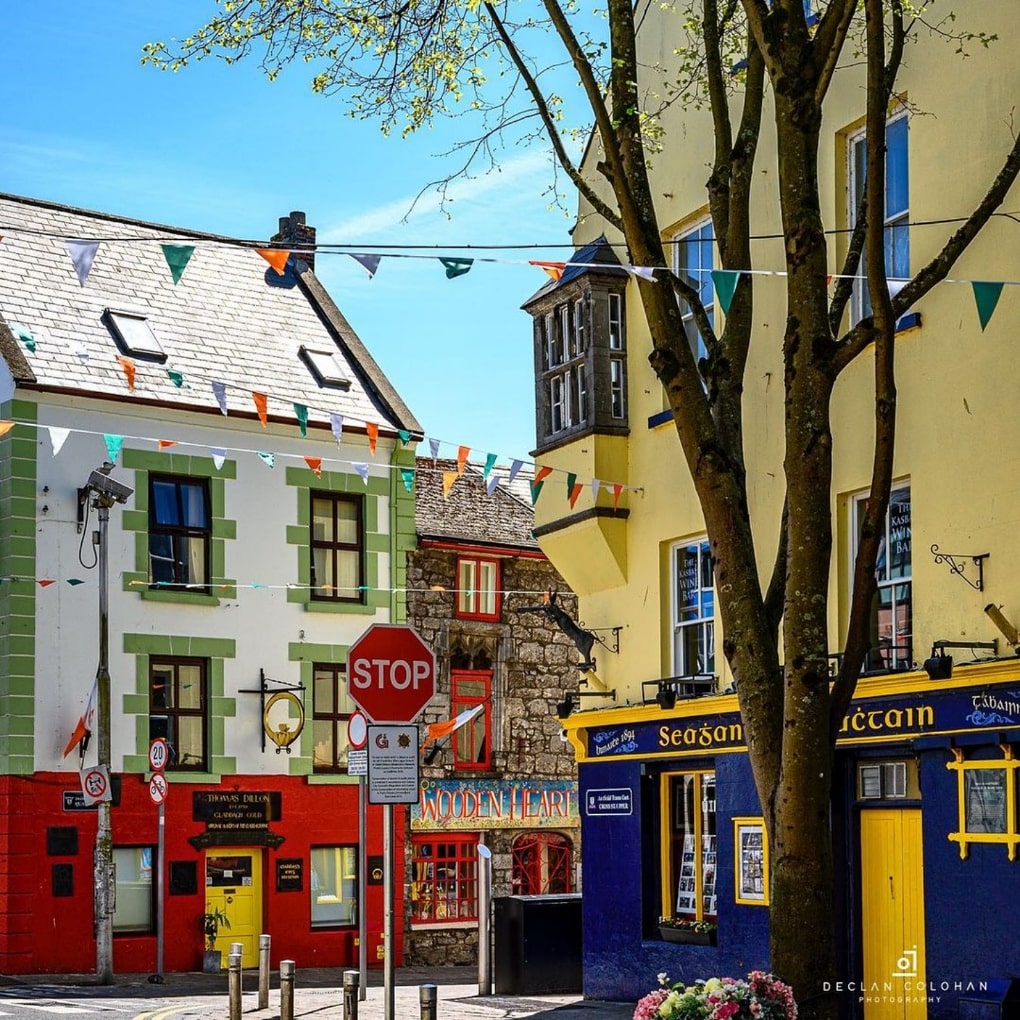 STOP! GALWAY TIME! 🛑✋😁💙

📸 @declancolohan
📌 Galway, Ireland

#FridayFeeling #Weekend #GoExplore #AmazingPlaces #CrossStreet #QuayStreet #Vibes #WhenWeTravelAgain #StaycationGoals #Galway #Ireland #VisitGalway