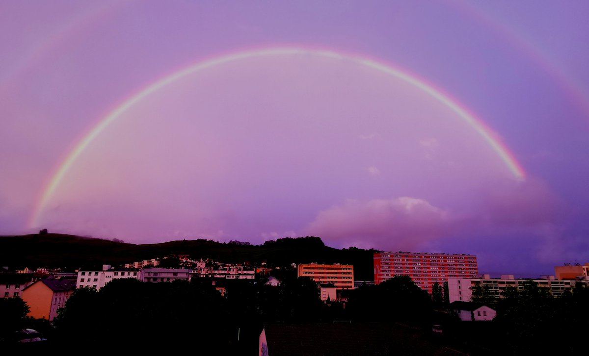 De la pluie tout le trajet entre #Clermont et #Aurillac, puis l'éclaircie, et le ciel a fait le reste sur les lignes de <a href="/SNCFTERAURA/">SNCF TER AURA</a> 😍🌧️☀️🌈 #photosncf #leplusbeaubureaudumonde 🚂