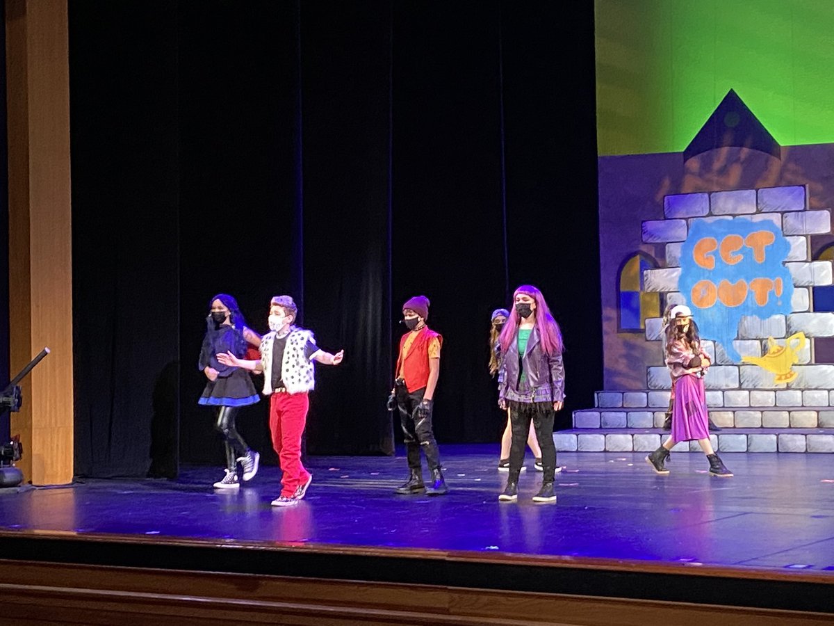BCPSFineArts's tweet photo. Pilot “Costume Clinic” joining BCPS Visual Art &amp; BCPA Theater Ed w/ NYC &amp; Local Costume Designers! Exploring the MANY careers the Arts offer! @browardschools @danielgohl @BCPSAppLearn @principalvoices @browardcenter https://t.co/EVZks2nubY