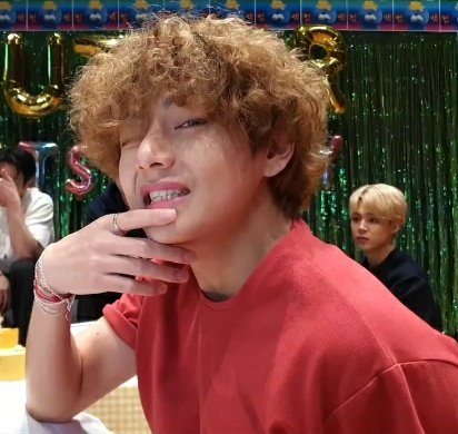 SANAV0DKA's tweet photo. TODO DIA O TAEHYUNG DE FLUFFY HAIR TENTANDO ROUBAR O LUGAR DO YOONGI DE MEU UTT------ https://t.co/E7qPfeBoSt