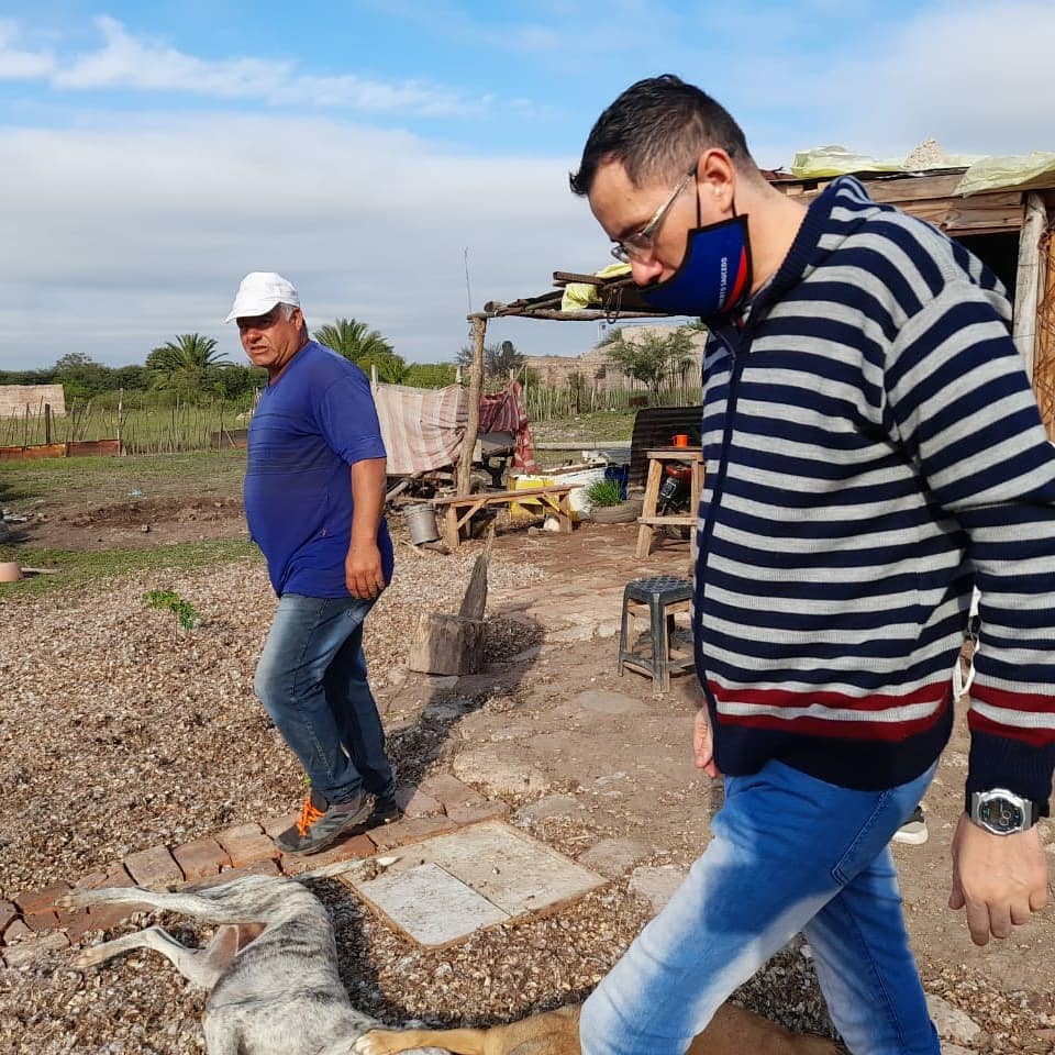 MartinFierroVA's tweet photo. Esta tarde nuestro Referente Roberto Saucedo junto a un vecino del B° Bajo de nuestra Ciudad realizaron varias visitas a los vecinos de dicho Barrio, a fin de conocer la realidad que viven cada una de estas familias nos acercamos a cada casa para charlar con ellos. 👨‍👩‍👦✌🏻 https://t.co/n5mkGUOS3i