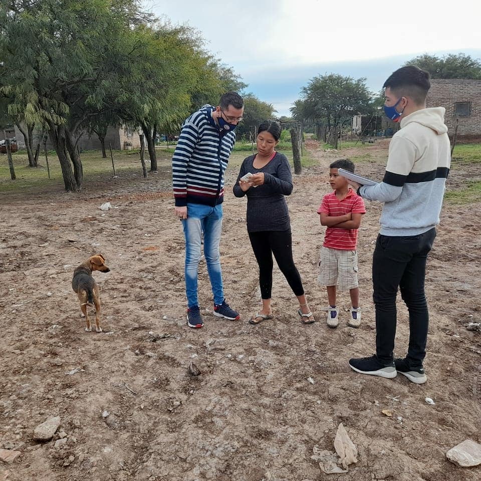 MartinFierroVA's tweet photo. Esta tarde nuestro Referente Roberto Saucedo junto a un vecino del B° Bajo de nuestra Ciudad realizaron varias visitas a los vecinos de dicho Barrio, a fin de conocer la realidad que viven cada una de estas familias nos acercamos a cada casa para charlar con ellos. 👨‍👩‍👦✌🏻 https://t.co/n5mkGUOS3i