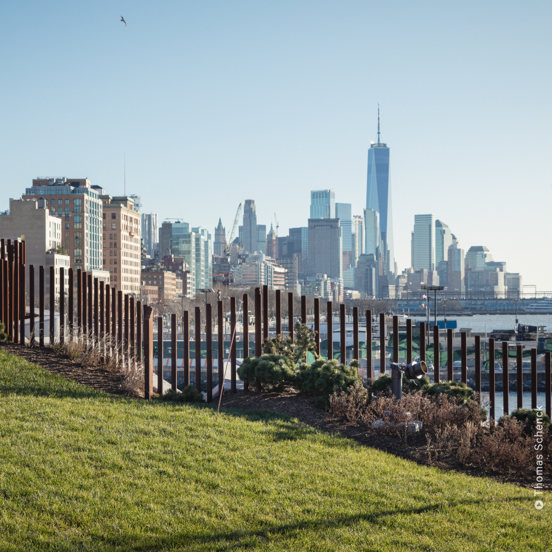 Inauguran en Nueva York un parque 'flotante' con 350 tipos de flores, árboles y arbustos 