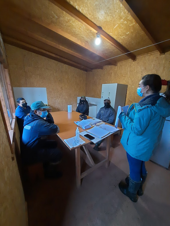 AprovalLeche's tweet photo. Continuamos en terreno apoyando a nuestros socios para el cumplimiento de la normativa de seguridad laboral y prevención del #CODIV_19
Gracias @mutualcchc #valdivia por el apoyo en esta tarea. https://t.co/117iq2neh7