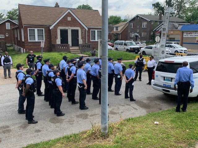 SLMPD's tweet photo. Today Capt. Latricia Allen held a #CommunityRollCall at Shreve & Anderson in the #Penrose Neighborhood.
If you live in #District6, keep an eye out for these roll calls in your neighborhood as this will be a continued practice through the summer. https://t.co/QbOq9Jlvvv