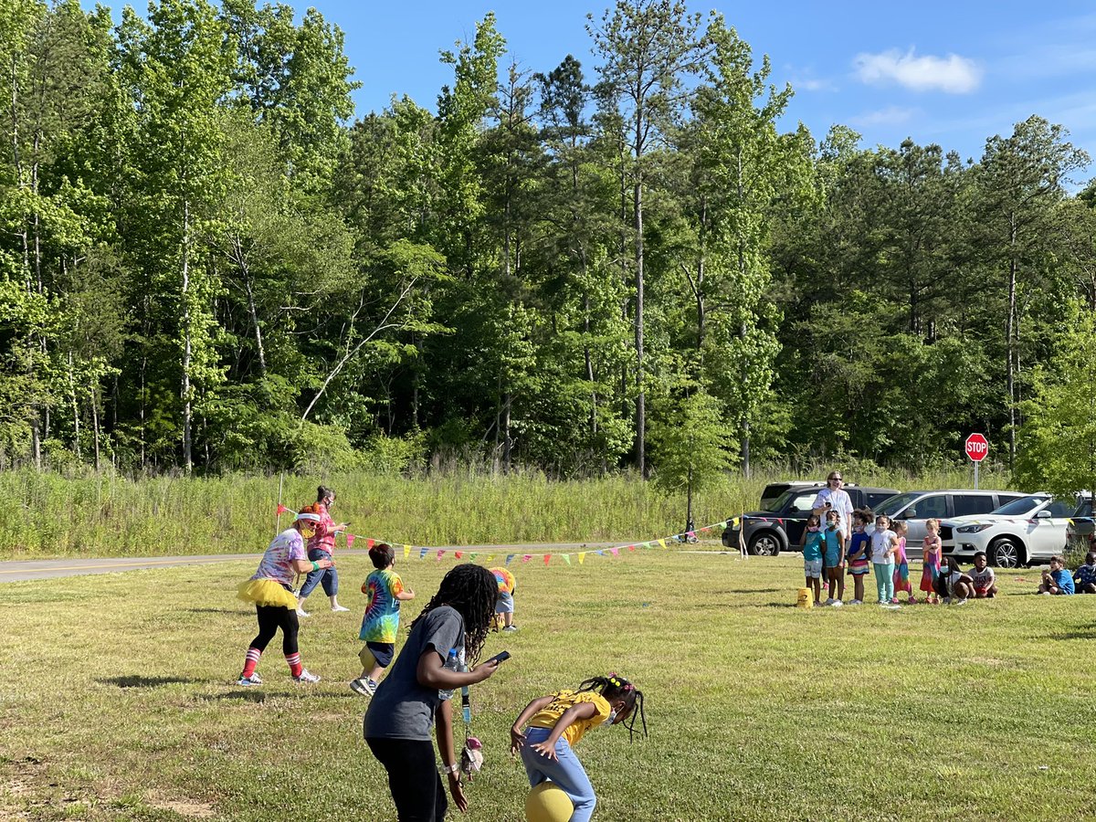 Merris79's tweet image. Thanks @grantswoodcs for such a fun end to the year for the students! #jefcoedstrong Great things happening in the Shades Valley Feeder Pattern. @JEFCOED #playday2021 #pandemicschoolyear