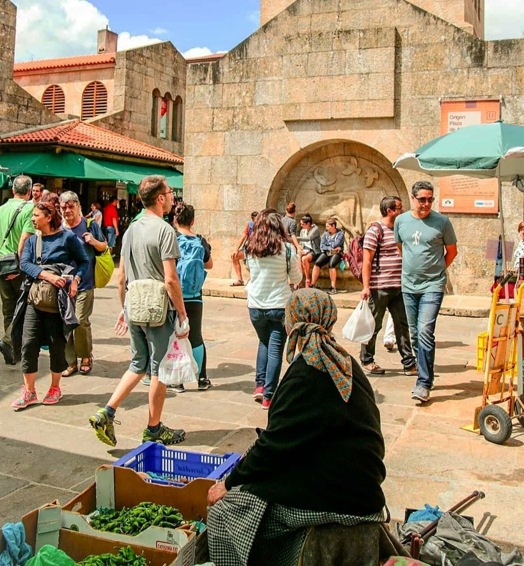 Con <a href="/xaimecortizo/">Xaime Cortizo</a>  Callejeando por ABASTOS .
Es punto de encuentro en la ciudad y el Sábado de los mejores días para disfrutarlo ! VEN Y DISFRÚTA LA CIUDAD CON NOSOTROS #aureliantica Visita nuestra web apartamentosaureliantica.com
