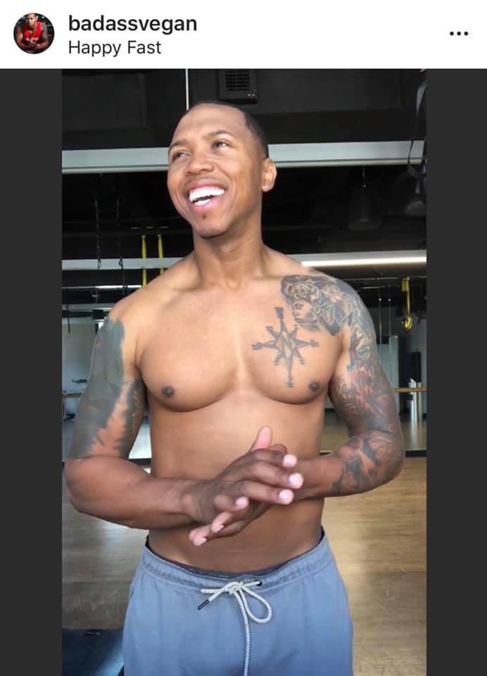 F A S T I N G ≠ S T A R V I N G
My reaction when people tell me they would be angry and die fasting 23 hours a day and here I am all happy and alive. 🤷🏾‍♂️ My mentor, Jim Morris, taught me fasting 10 years ago before it was the latest craze. 
Full caption: instagram.com/p/CPJj_zXsj6D/…