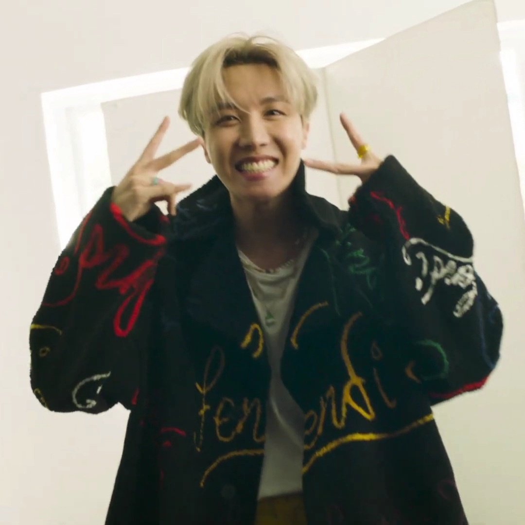 fiishiny's tweet photo. @HoseokMexico @BTS_twt No puede ser más perfecto💜!! https://t.co/ouTIHrnJXk