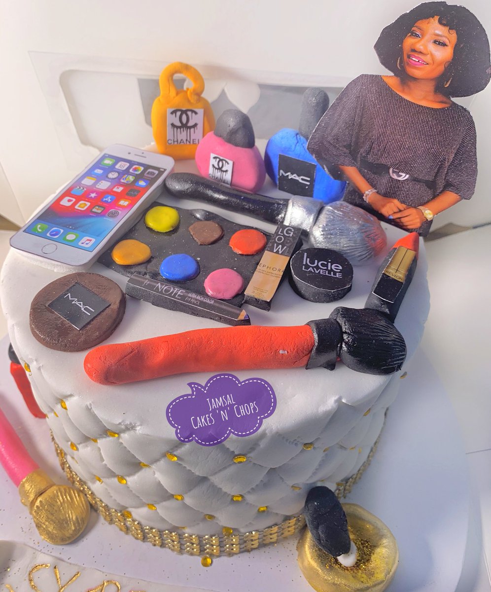jamiusalamot's tweet photo. How pretty is this makeup themed cake from 1-100%?
OMG😱😱😱😱 Can you see the iPhone?..... it's so real https://t.co/zWF6OiOaWn